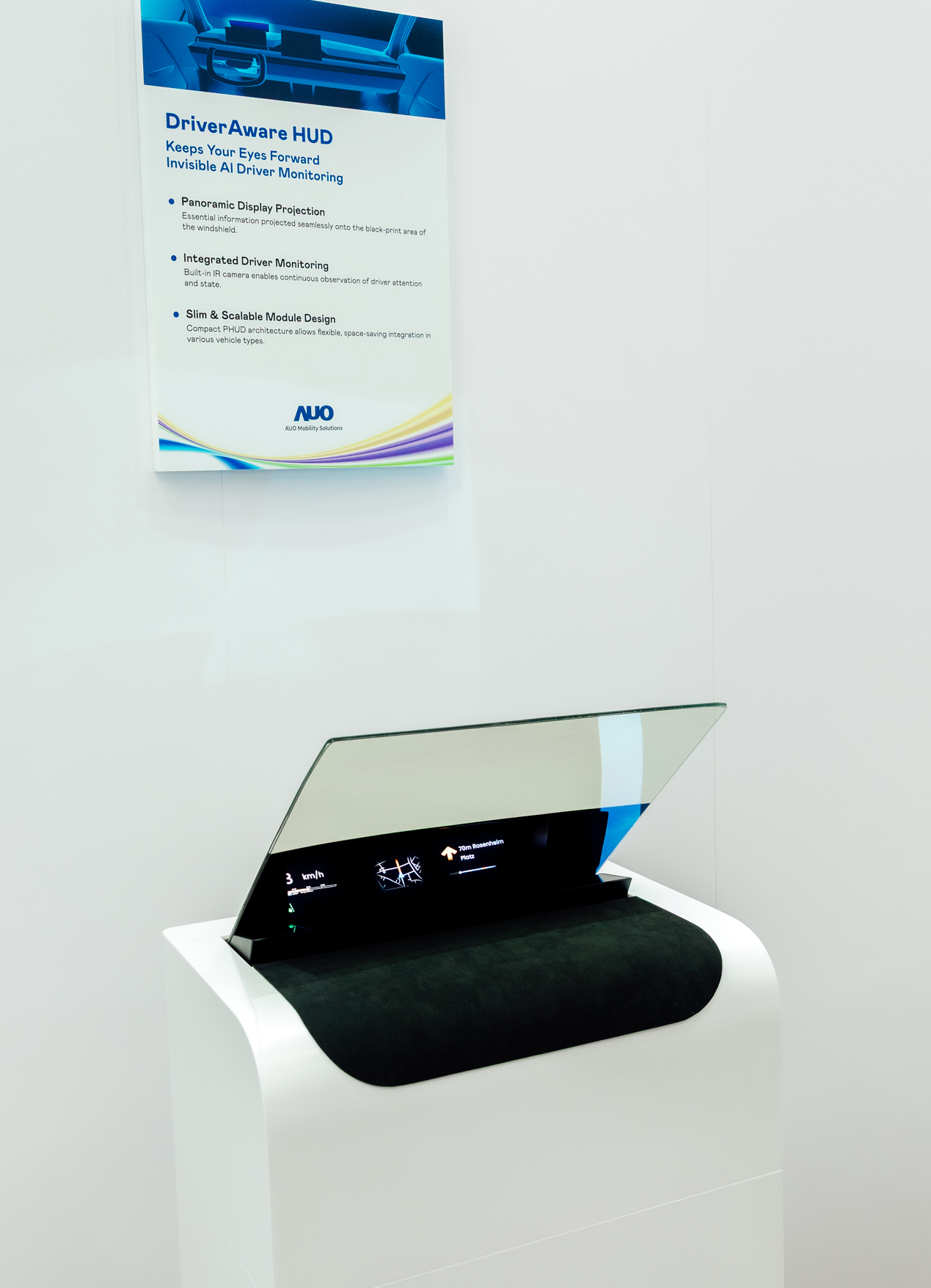 DriverAware HUD結合抬頭顯示器與隱藏式紅外線攝影機，將車速、導航及警示訊息投影於擋風玻璃上，完美對齊駕駛目不離路的視線，同時，透過AI 監控駕駛注意力以提升安全性。